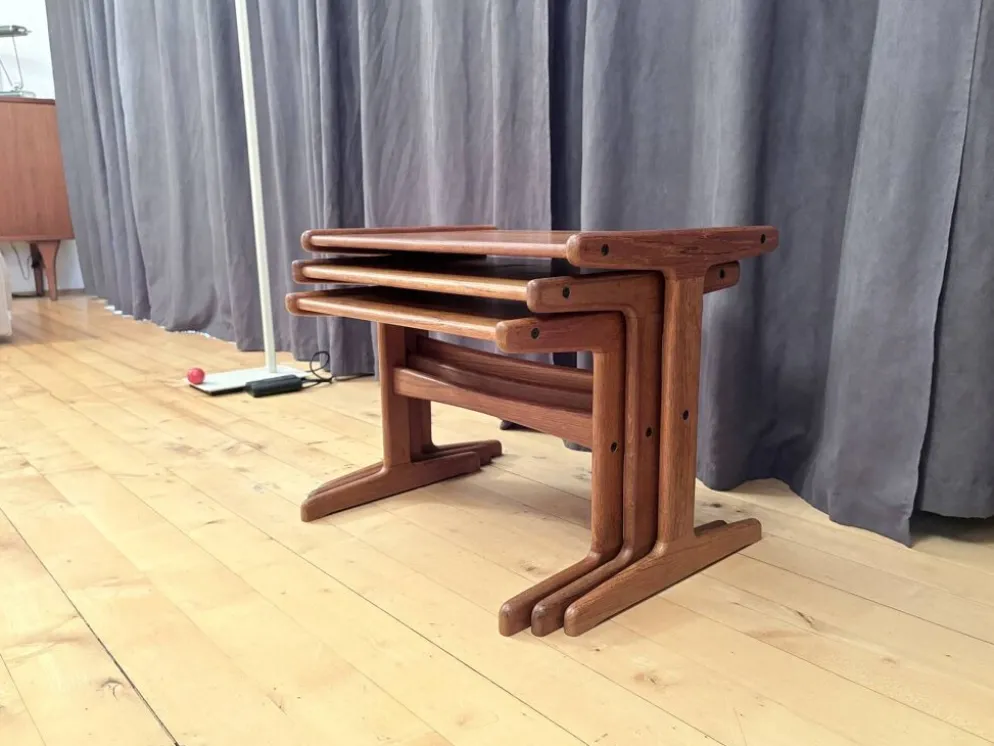 Ensemble de trois tables en teck, Danemark, années 1960.