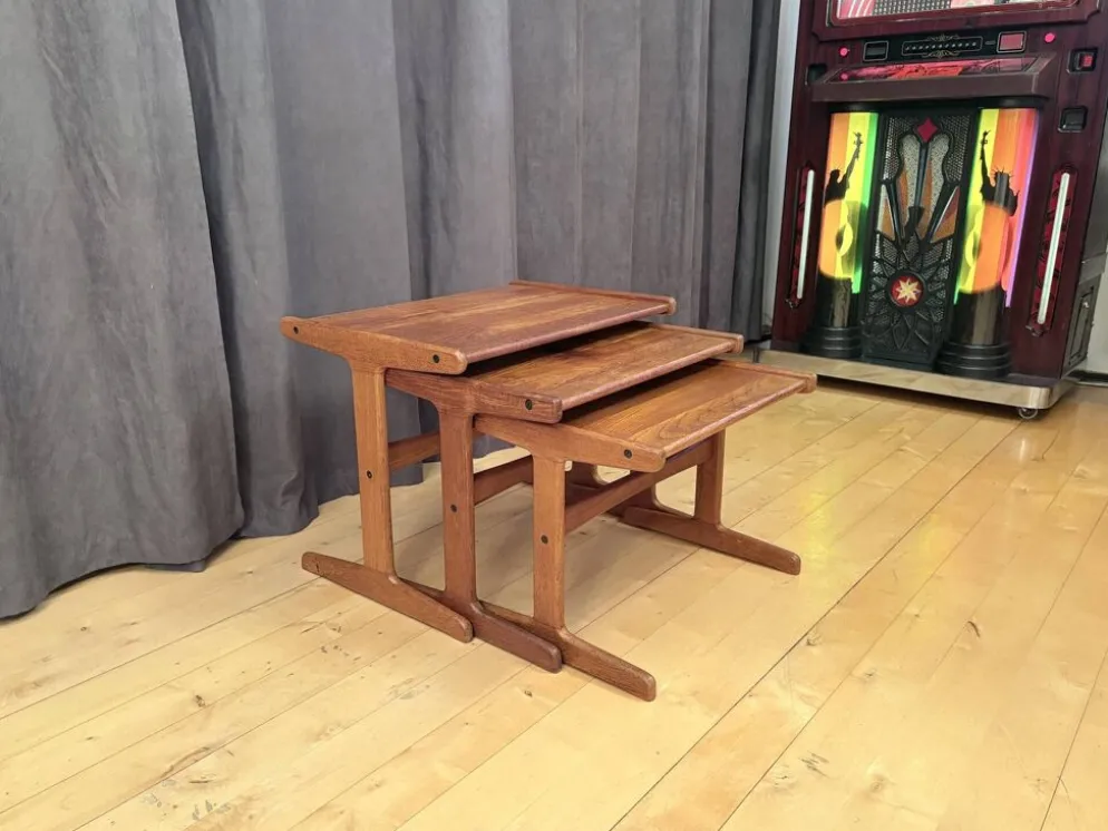 Ensemble de trois tables en teck, Danemark, années 1960.