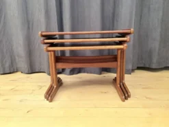 Ensemble de trois tables en teck, Danemark, années 1960.