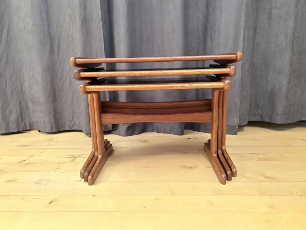 Ensemble de trois tables en teck, Danemark, années 1960.