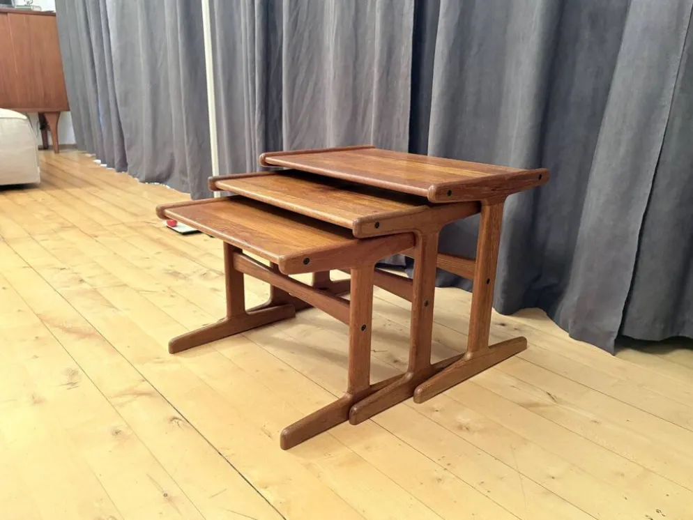 Ensemble de trois tables en teck, Danemark, années 1960.