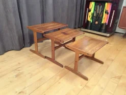Ensemble de trois tables en teck, Danemark, années 1960.
