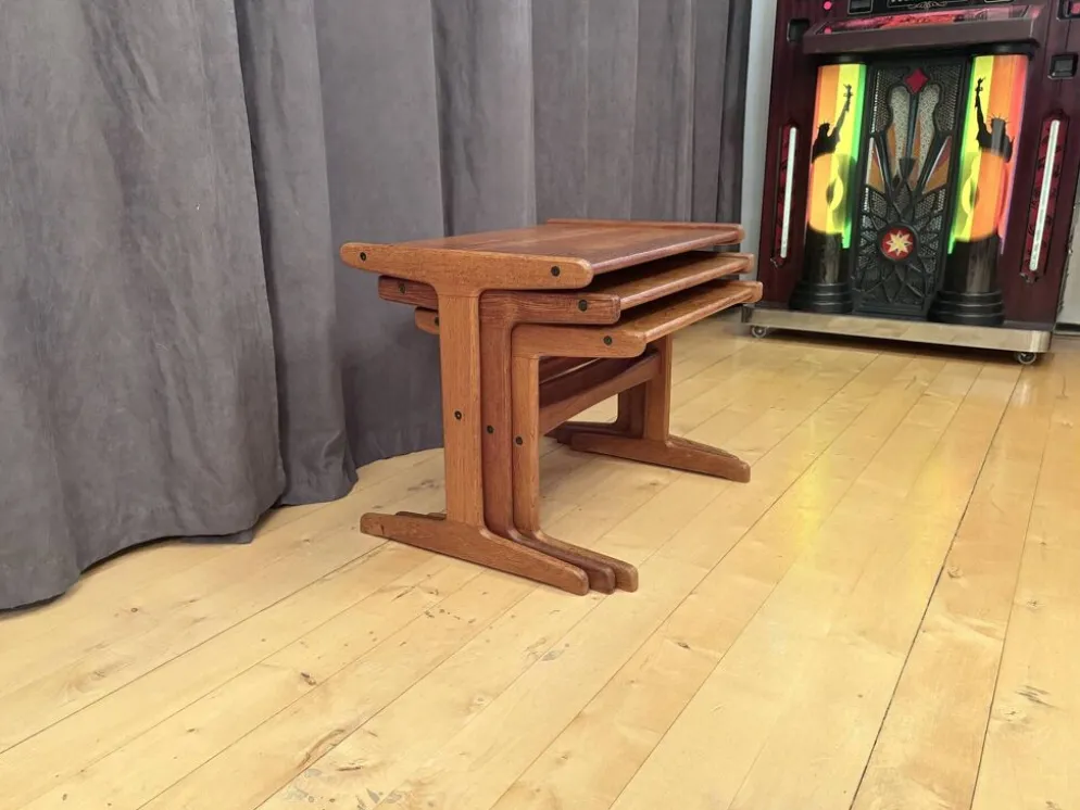 Ensemble de trois tables en teck, Danemark, années 1960.