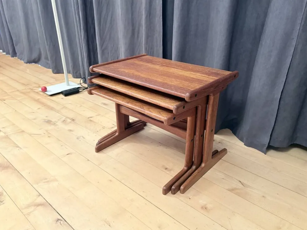 Ensemble de trois tables en teck, Danemark, années 1960.