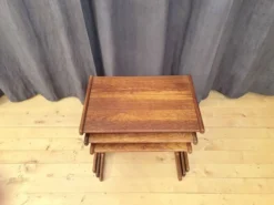 Ensemble de trois tables en teck, Danemark, années 1960.