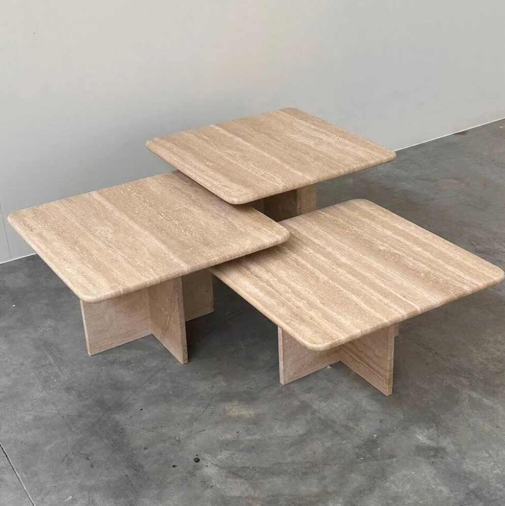 Ensemble de trois tables gigognes / tables d'appoint en travertin italien, années 1970-1980.