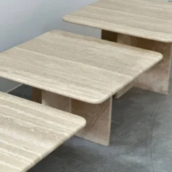 Ensemble de trois tables gigognes / tables d'appoint en travertin italien, années 1970-1980.