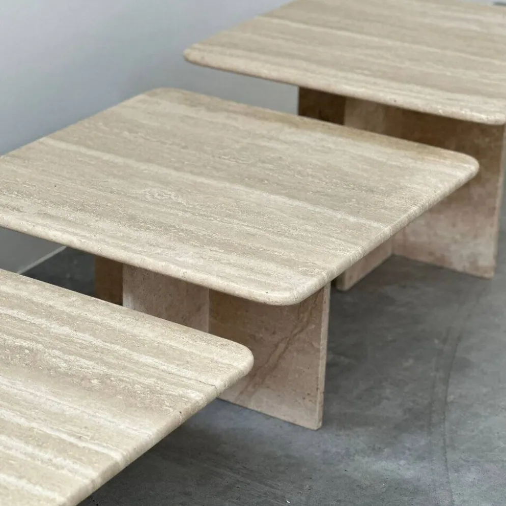 Ensemble de trois tables gigognes / tables d'appoint en travertin italien, années 1970-1980.