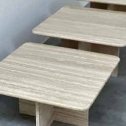 Ensemble de trois tables gigognes / tables d'appoint en travertin italien, années 1970-1980.