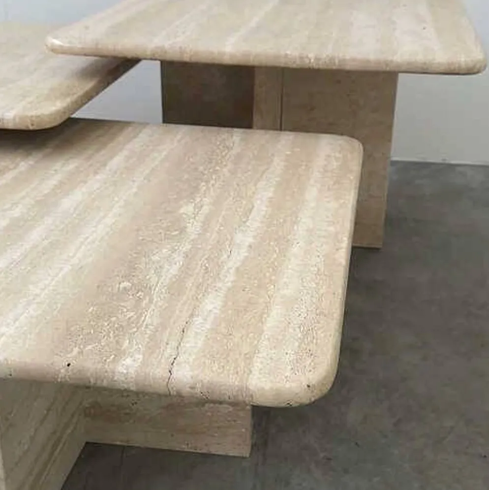 Ensemble de trois tables gigognes / tables d'appoint en travertin italien, années 1970-1980.