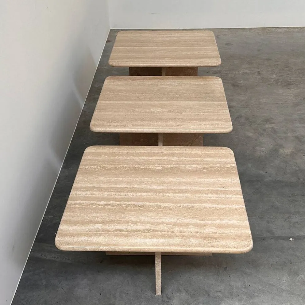 Ensemble de trois tables gigognes / tables d'appoint en travertin italien, années 1970-1980.