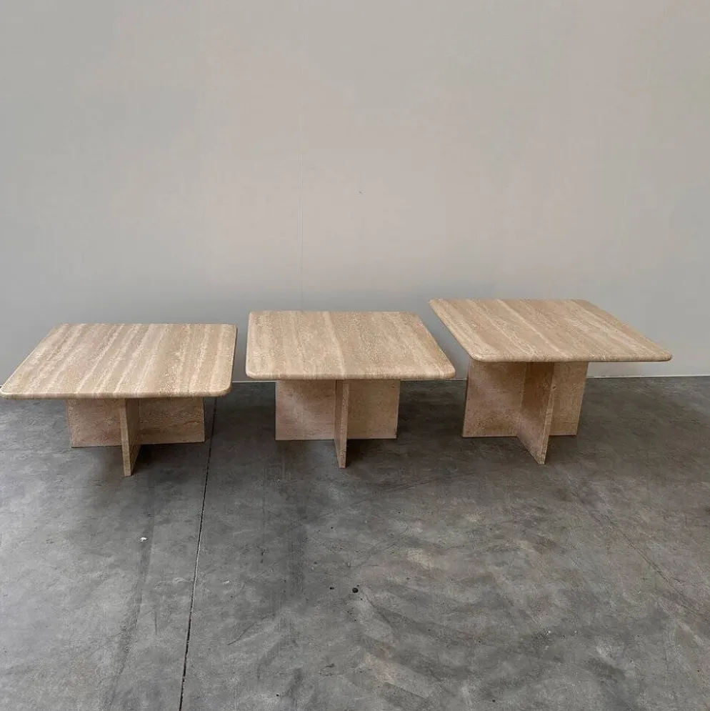 Ensemble de trois tables gigognes / tables d'appoint en travertin italien, années 1970-1980.