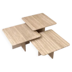 Ensemble de trois tables gigognes / tables d'appoint en travertin italien, années 1970-1980.