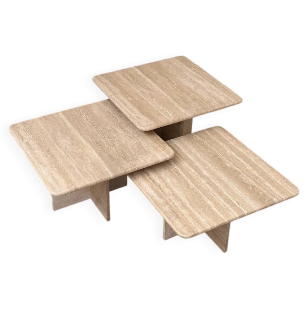 Ensemble de trois tables gigognes / tables d'appoint en travertin italien, années 1970-1980.