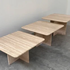 Ensemble de trois tables gigognes / tables d'appoint en travertin italien, années 1970-1980.