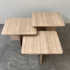 Ensemble de trois tables gigognes / tables d'appoint en travertin italien, années 1970-1980.