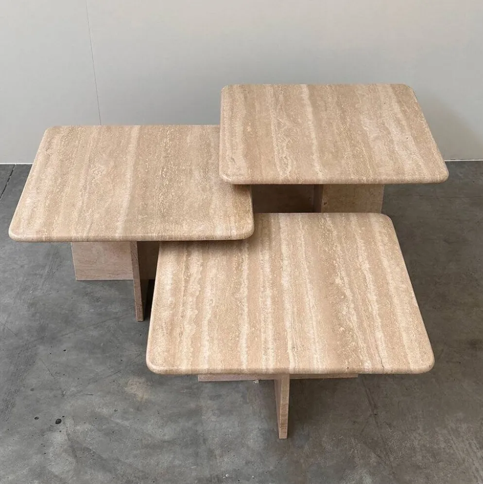Ensemble de trois tables gigognes / tables d'appoint en travertin italien, années 1970-1980.
