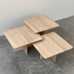 Ensemble de trois tables gigognes / tables d'appoint en travertin italien, années 1970-1980.