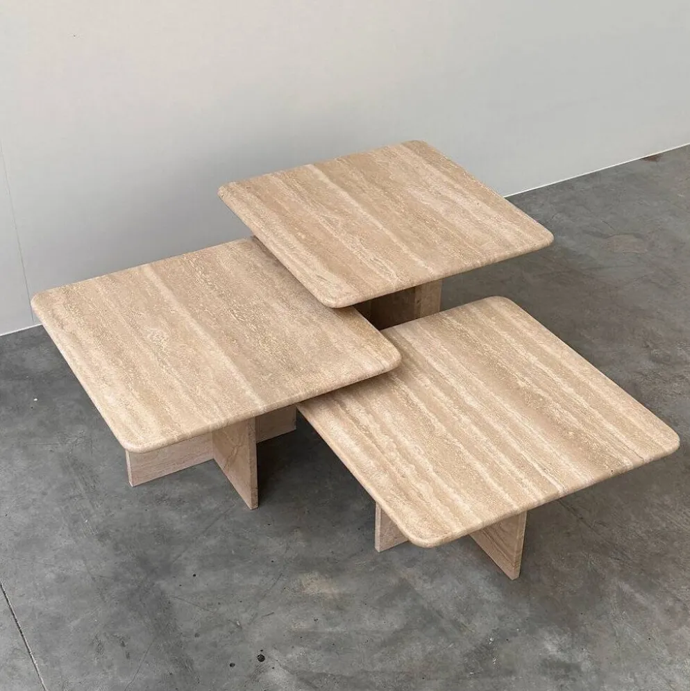 Ensemble de trois tables gigognes / tables d'appoint en travertin italien, années 1970-1980.