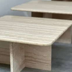 Ensemble de trois tables gigognes / tables d'appoint en travertin italien, années 1970-1980.