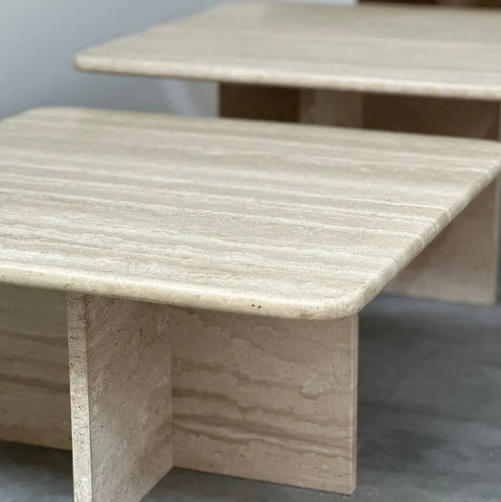 Ensemble de trois tables gigognes / tables d'appoint en travertin italien, années 1970-1980.