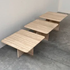Ensemble de trois tables gigognes / tables d'appoint en travertin italien, années 1970-1980.
