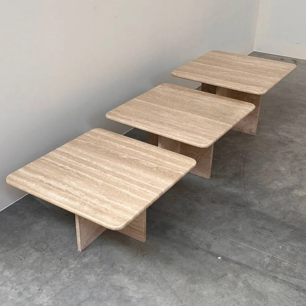 Ensemble de trois tables gigognes / tables d'appoint en travertin italien, années 1970-1980.