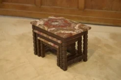 Ensemble de trois tables gigognes en palissandre et plateau en bois pétrifié brutaliste 1960’s