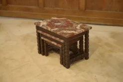 Ensemble de trois tables gigognes en palissandre et plateau en bois pétrifié brutaliste 1960’s