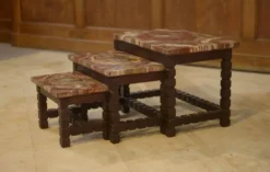 Ensemble de trois tables gigognes en palissandre et plateau en bois pétrifié brutaliste 1960’s