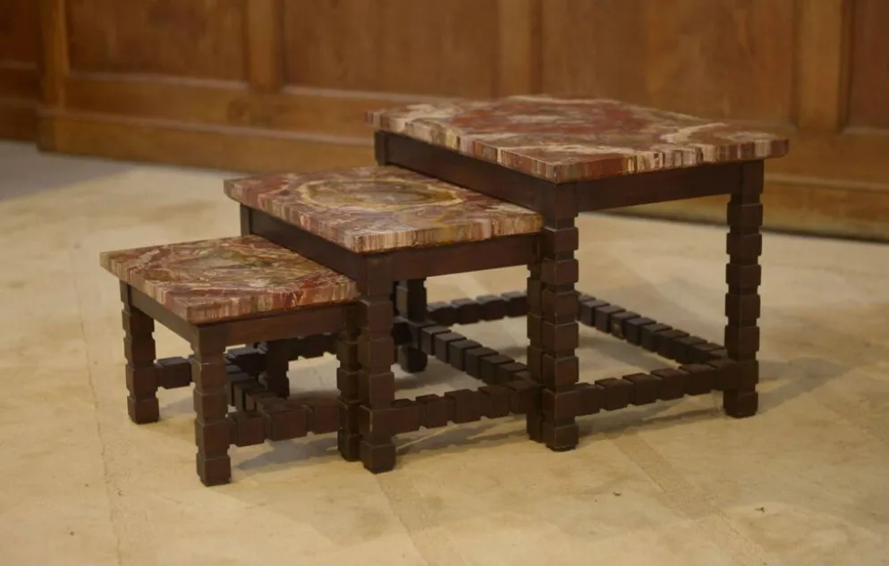 Ensemble de trois tables gigognes en palissandre et plateau en bois pétrifié brutaliste 1960’s