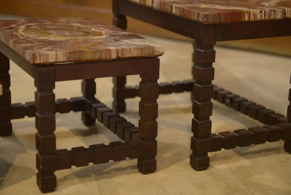 Ensemble de trois tables gigognes en palissandre et plateau en bois pétrifié brutaliste 1960’s