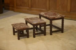 Ensemble de trois tables gigognes en palissandre et plateau en bois pétrifié brutaliste 1960’s