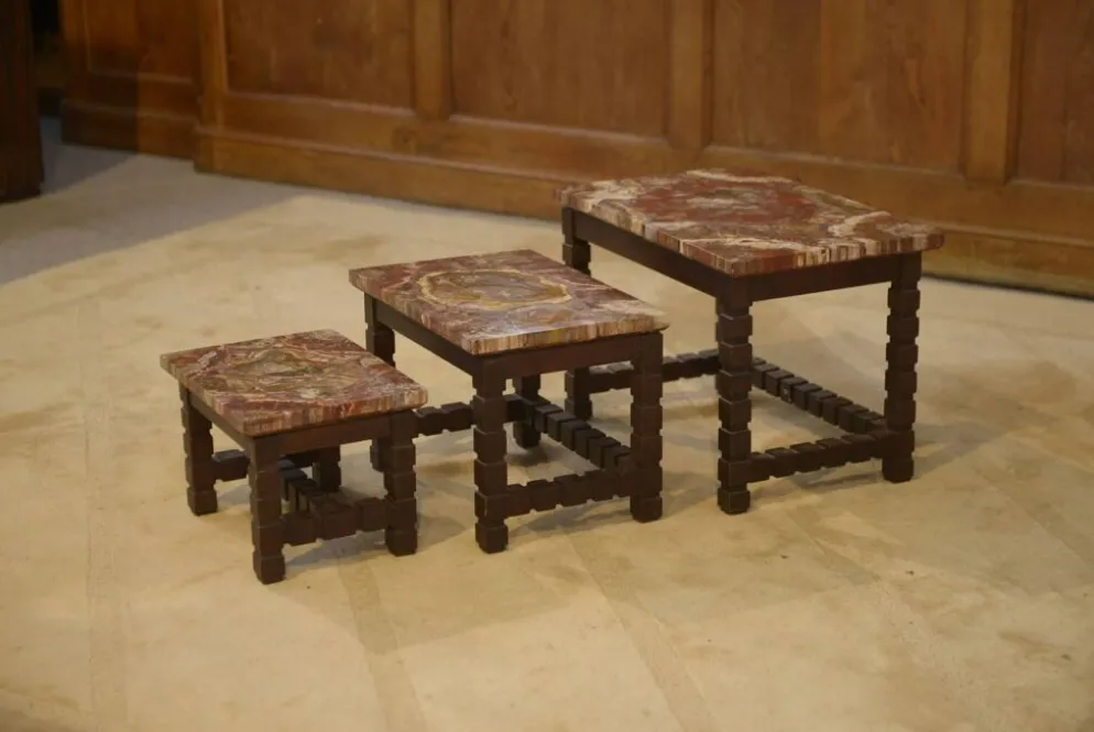 Ensemble de trois tables gigognes en palissandre et plateau en bois pétrifié brutaliste 1960’s