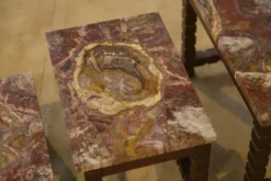 Ensemble de trois tables gigognes en palissandre et plateau en bois pétrifié brutaliste 1960’s