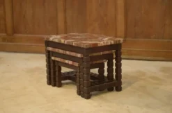 Ensemble de trois tables gigognes en palissandre et plateau en bois pétrifié brutaliste 1960’s