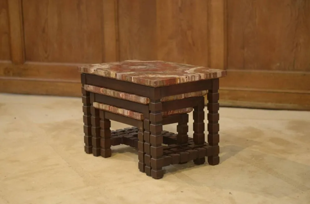 Ensemble de trois tables gigognes en palissandre et plateau en bois pétrifié brutaliste 1960’s