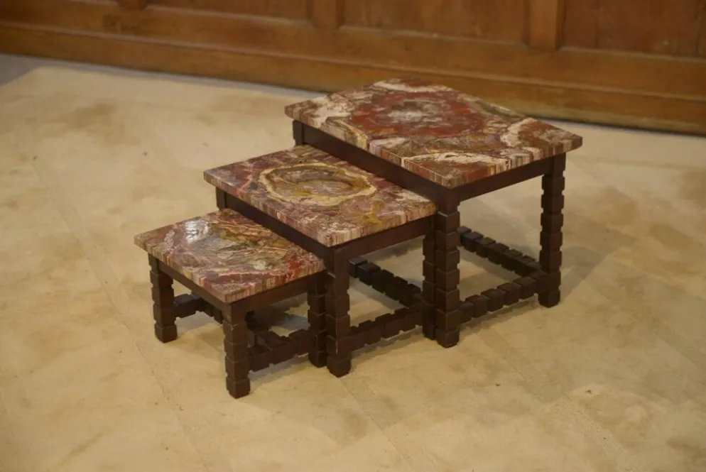 Ensemble de trois tables gigognes en palissandre et plateau en bois pétrifié brutaliste 1960’s
