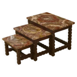 Ensemble de trois tables gigognes en palissandre et plateau en bois pétrifié brutaliste 1960’s