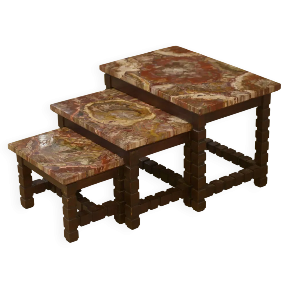 Ensemble de trois tables gigognes en palissandre et plateau en bois pétrifié brutaliste 1960’s