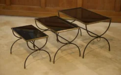 Ensemble de trois tables gigognes dans le goût de Jean Royère 1940’s