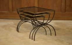 Ensemble de trois tables gigognes dans le goût de Jean Royère 1940’s