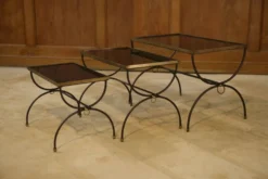 Ensemble de trois tables gigognes dans le goût de Jean Royère 1940’s