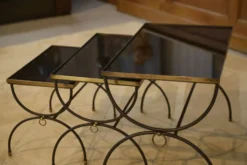 Ensemble de trois tables gigognes dans le goût de Jean Royère 1940’s