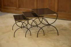 Ensemble de trois tables gigognes dans le goût de Jean Royère 1940’s
