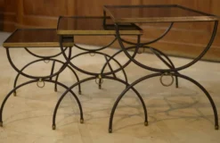 Ensemble de trois tables gigognes dans le goût de Jean Royère 1940’s