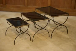 Ensemble de trois tables gigognes dans le goût de Jean Royère 1940’s