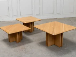 Ensemble de trois tables gigognes en chêne blond, années 80