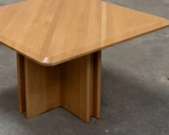Ensemble de trois tables gigognes en chêne blond, années 80