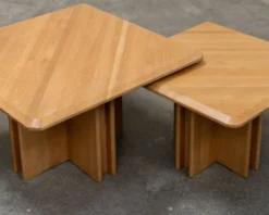 Ensemble de trois tables gigognes en chêne blond, années 80